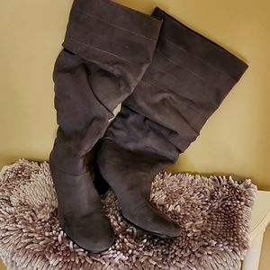 Size 12 Aerosoles Grey tall boots. 2 1/2 heel.